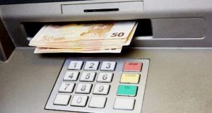 Tërheq para në ATM me kartë të huaj? Banka e Shqipërisë ndryshon rregullat, ja çfarë duhet të shihni para se të konfirmoni transaksionin