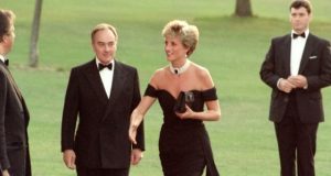 Veshja që u bë simbol pas tradhtisë së Princit Charles/ “Fustani i hakmarrjes” së Princeshë Dianës del në ankand, Ja sa pritet të shitet