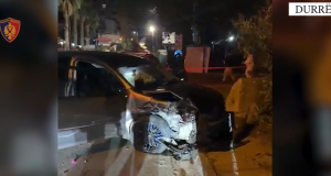 Vodhi makinën në Tepelenë, përplaset me 4 makina në Durrës. 30-vjeçari përfundon në pranga