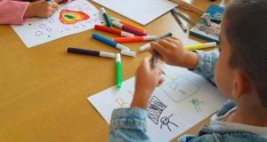 Çanta është gati, po fëmija? Ja çfarë duhet të dinë prindërit para klasës së parë