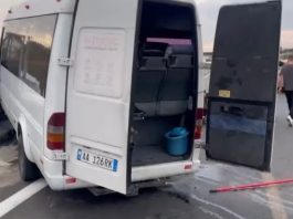 Aksident te mbikalimi i Rinasit/ Përmbyset furgoni i pasagjerëve, 4 të plagosur