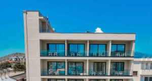 Hoteli 5-katësh ‘Central Park Premium’ në Ksamil i gjithi pa leje, Gjykata firmos sekuestron! Ishte me turist brenda