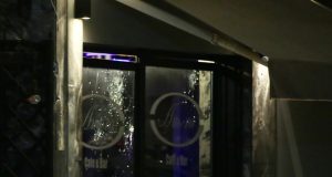 Sulmi me kallashnikov ndaj kafenesë shqiptare në Athinë. Dyshohet se urdhri erdhi nga burgu