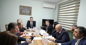 “Proces tallës me shqiptarët”/ Bardhi kërkon heqjen e Reformës Territoriale nga kalendari