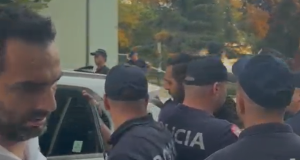 Tensione në protestë/ Policia tenton shoqërimin e Adriatik Lapajt, mbetet i lënduar