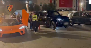 Mos na tregoni kujt i përket makina, na tregoni nga erdhën paratë! Si tallet policia duke bërë show-n e rradhës