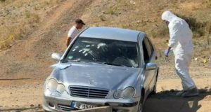 FOTO/ Kjo është makina ku u gjet i vrarë Viktor Bardhi, xhami i shkatërruar nga breshëria e plumbave