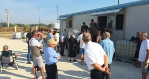 “Është prona ime, jo e jotja”/Tensione në Patos-Marinëz, banorët mësyjnë në ambientet e Bankers Petroleum