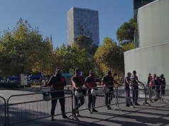 BLINDOHET KUVENDI PARA PROTESTËS. Gardhe metalike dhe policë në çdo rrugë