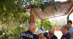 “Po tejkalohet çdo limit!”/ Deputeti Kapri denoncon policinë: “Kryefamiljari u mor zvarrë në sy të fëmijëve”