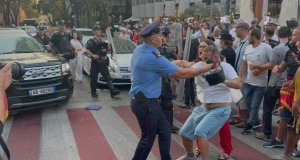 Tensione në shesh/ Policia merr protestuesit, përplasje te perimetri i Kuvendit