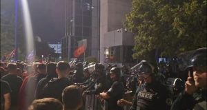 Prishtina s’e kapërdin dot vendimin e Hagës! Qindra qytetarë mblidhen para Qeverisë