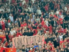 Protesta edhe në stadium, tifozët hapin parulla: Shqipëria nuk shitet!
