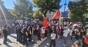 Përplasje mes policisë dhe protestuesve pranë shkollës “Qemal Stafa”, dhjetëra të shoqëruar