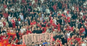 Protesta edhe në stadium, tifozët hapin parulla: Shqipëria nuk shitet!