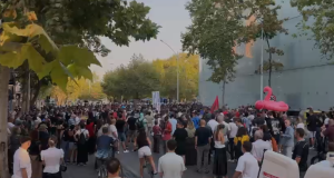 “Rama ik!”/ Qindra protestues përballë Kuvendit, thirrje policisë: “Bashkohuni me ne!”