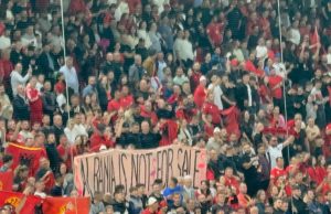 Protesta edhe në stadium, tifozët hapin parulla: Shqipëria nuk shitet!
