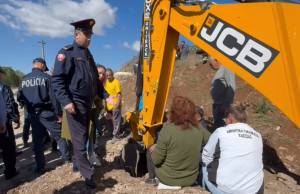 Përplasje për ujin në Burimas/ Banorët përballen me policinë: “Mos na e merrni ujin!”