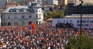 “Jo në emrin tim!”/ Prishtina në këmbë pas dënimit të ish-krerëve të UÇK-së, mijëra qytetarë në shesh