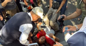 TENSIONE NË PROTESTË. Qytetari humb ndjenjat, protestuesit kërkojnë ambulancën