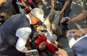 TENSIONE NË PROTESTË. Qytetari humb ndjenjat, protestuesit kërkojnë ambulancën