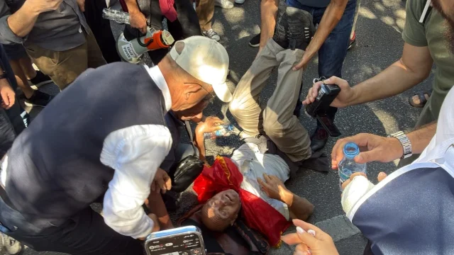 TENSIONE NË PROTESTË. Qytetari humb ndjenjat, protestuesit kërkojnë ambulancën
