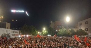 Protesta për ish-krerët e UÇK-së/ Prishtina mbushet për të tretën natë, 4 kërkesa për Specialen