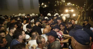 Gjykata e Tiranës liron 14 protestuesit e arrestuar te Kryeministria