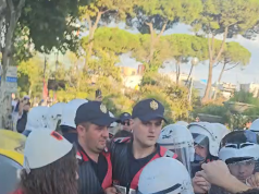 Takimi Rama–von der Leyen/ Protestuesit përplasen me policinë në bulevard, një i shoqëruar