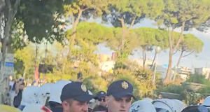 Takimi Rama–von der Leyen/ Protestuesit përplasen me policinë në bulevard, një i shoqëruar