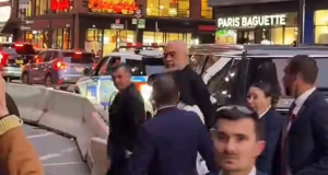 “PËRPLASJE” ME DIASPORËN, Rama pritet me vezë nga protestuesit shqiptarë në Nju Jork