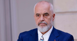 Konferencë e pazakontë. Rama u drejtohet nesër shqiptarëve sapo të mbërrijë në aeroport