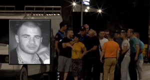 E kercënuan në sallën e gjyqit, e ëma e Santiago Malkos bën kallëzim në polici: Më dëmtuan varrin e djalit…