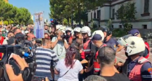 Nga Kuvendi te Blloku i Ministrive/ Përplasje protestues-polici, shoqërohet një person
