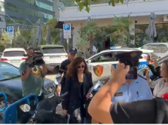 E SHOQËRUAR NGA POLICIA, VLORA HYSENI MBËRRIN NË SPAK. Hesht përballë pyetjeve për Ergys Agasin