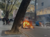 Përplasjet zhvendosen te “Myslim Shyri”, policia ndjek protestuesit, digjen koshat