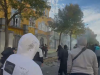 Përplasje te Ministria e Arsimit, protestuesit godasin godinën me gurë, policia përgjigjet me gaz dhe ujë