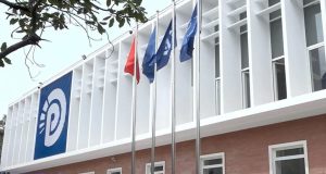 PD në mbrojtje të studentëve protestues, vë në dispozicion avokatët 24/7 dhe publikon numrin e emergjencës