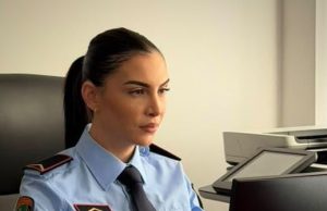 La Francën për uniformën e policisë, cila është historia e 25-vjeçares nga Shkodra