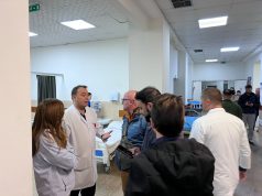 Deputetët e PD në spitalin e traumës/ “Gjendja alarmante, dhjetëra studentë të dhunuar”