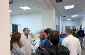 Deputetët e PD në spitalin e traumës/ “Gjendja alarmante, dhjetëra studentë të dhunuar”