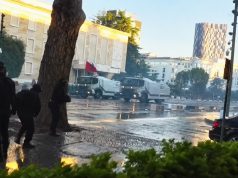 Tensione para Kryeministrisë, gurë dhe autobot uji në protestë