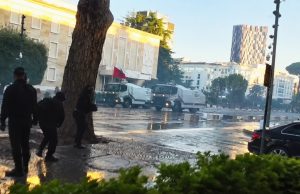 Tensione para Kryeministrisë, gurë dhe autobot uji në protestë
