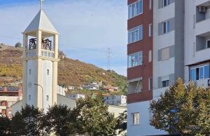 “Rama, jep dorëheqjen!”, të rinjtë e Lezhës bojkotojnë sërish mësimin dhe marshojnë në qytet