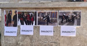 Rama ofron dialog, studentët i përgjigjen me fotografi të dhunës policore, jep dorëheqjen