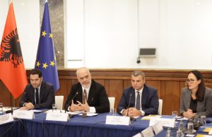Pas sulmeve ndaj bankave, Rama flet për “orkestrim të dhunës”, Sejko jep garanci për depozitat