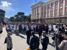 Studentët e Mjekësisë i bashkohen protestës para Kryeministrisë: “Studentët e bashkuar kanë për të fituar”