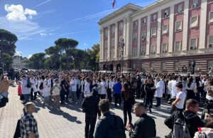 Studentët e Mjekësisë i bashkohen protestës para Kryeministrisë: “Studentët e bashkuar kanë për të fituar”