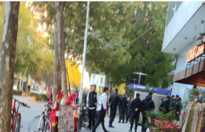 Kush e dogji BKT-në dhe Credins Bank? ABI Bank mbetet e paprekur dhe blindohen dyert e saj gjatë protestave