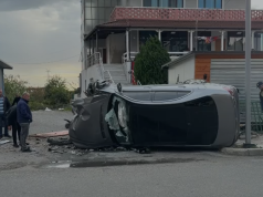 Aksident në Lezhë, ‘Benzi’ del nga rruga dhe përmbyset pas përplasjes me disa objekte! Plagoset drejtuesi i mjetit
